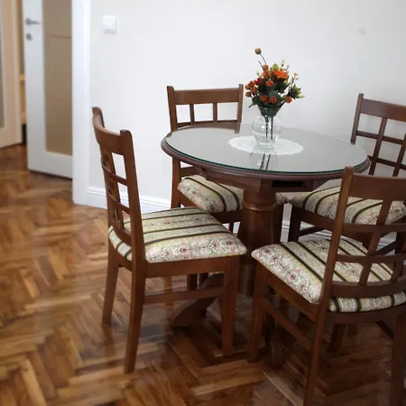 Center Queen Skadarlija * Bělehrad